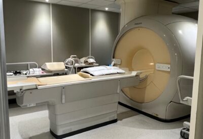 A photo of a CT scanner